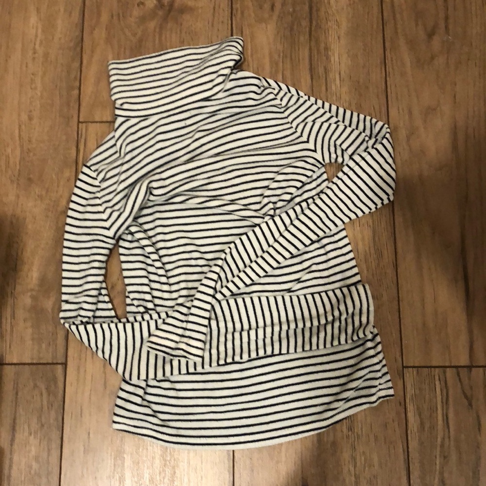 Women’s long sleeve turtleneck shirt- xs